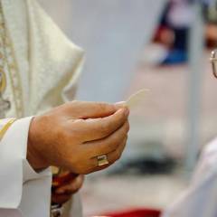Il Vaticano: «Non si può rifiutare la comunione a chi desidera riceverla in ginocchio»