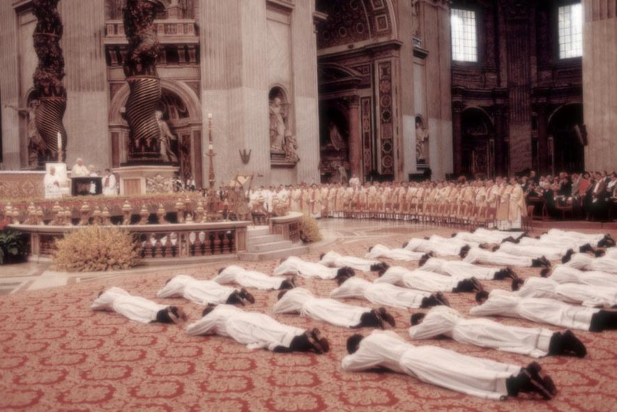 prostrazione sacerdotale vaticano